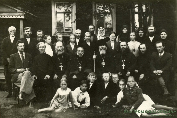 Иоанн (Лавриненко)_37. ок.1946-47 гг. С клиром и прихожанами