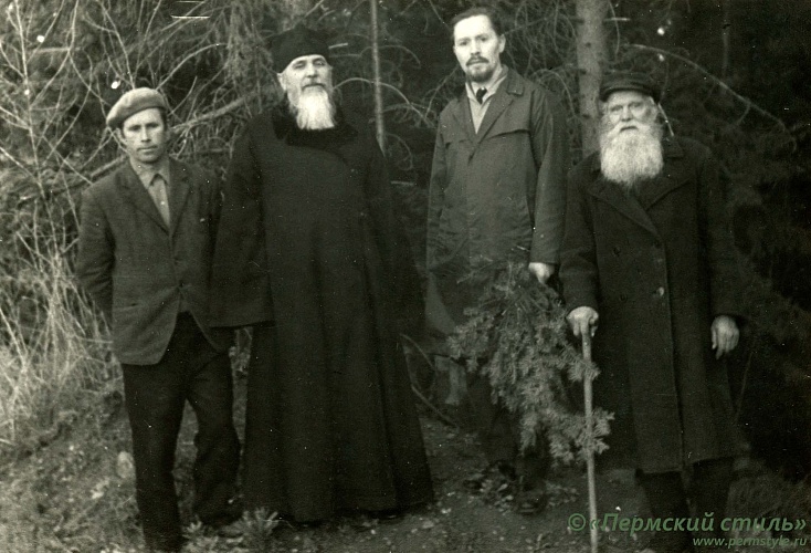 Иоасаф (Овсянников), архиепископ_28. Поездка к пещере прп.Трифона Вятского в Гляденово. В лесу. Справа от владыки Иоасафа (Овсянникова) – о.Иоанн Сексяев