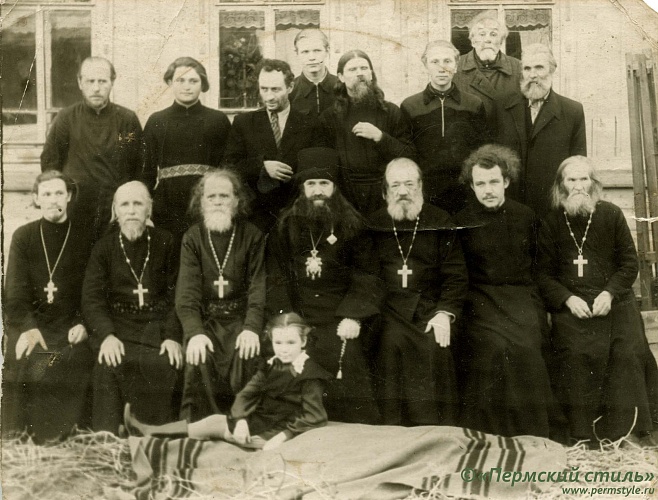 Быстрых Александр_07. С епископом Алексием (Коноплевым), на приходе с.Лёнва 1-й ряд, слева направо: 1- иерей Павел Сюткин, 2 - протоиерей Афанасий Евстюнин, 3 - протоиерей Сергий Терехин, 4 - епископ Алексий (Коноплев), 5 - протоиерей Павел Красных, 6 - п