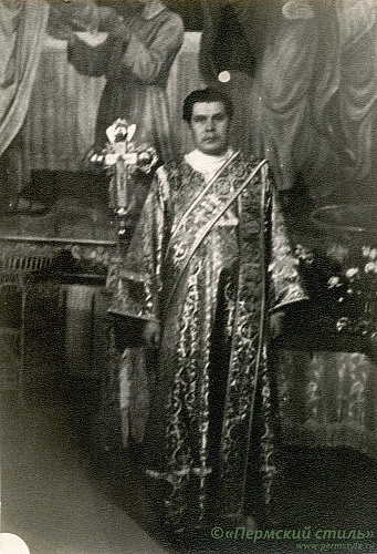о.Владимир Привалов_05, диакон. В алтаре