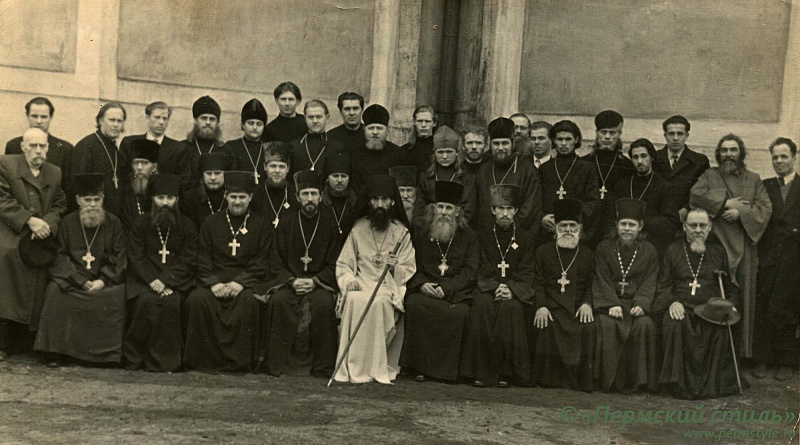 Павел (Голышев)_026. Преосвященный Павел с духовенством и мирянами, 1959 год