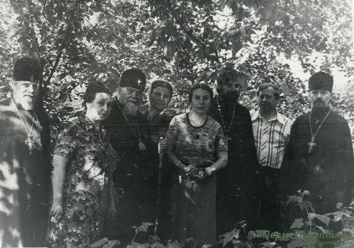 Николай (Бычковский), архиепископ_62. С духовенством Перми и матушками. Слева - о.Герман Бирилов, справа - о.Иоанн Сексяев