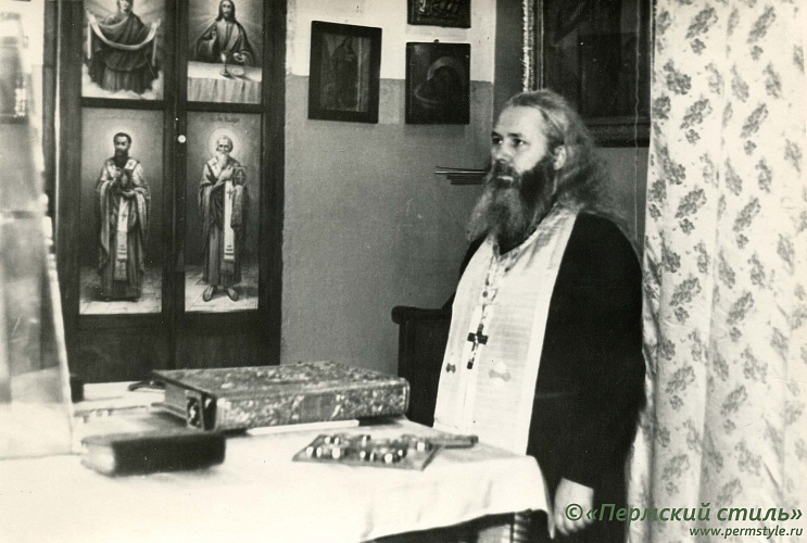 Оборин Александр_02. В алтаре. Лысьва, 1971 год
