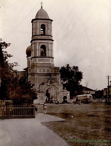 Свято-Троицкий собор_028. 1959 год, вид на святые врата и собор с запада летом