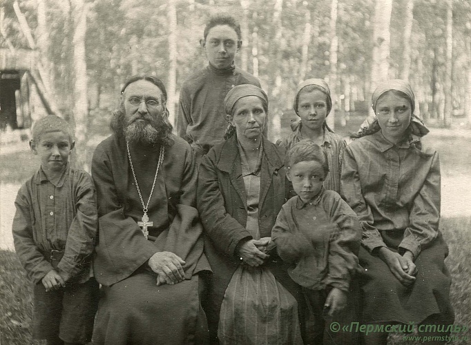 Окулов Иоанн Митрофанович, священномученик_01. С семьей