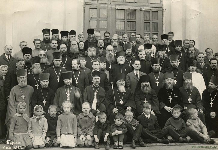 Иоасаф (Овсянников), архиепископ_21. С группой духовенства и мирян, 9 мая 1972 года. Сидят, слева направо: 1 – неизвестный протоиерей 2 – протоиерей Иоанн Сексяев 3 – игумен Серафим (Баранов) 4 – протоиерей Михаил (Лукканен) 5 – Владыка Иоасаф (Овсянников