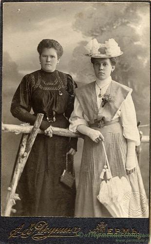 Пермские шляпки_19. Две дамы, 1908 год