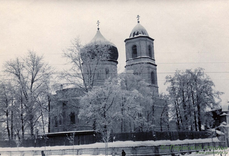 Свято-Троицкий собор_003. Вид с северо-востока. Фото после 1945 г.