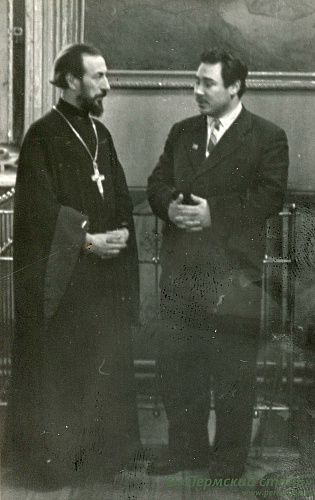 о.Михаил (Лукканен)_008, февраль 1960 года. В Алтаре Всехсвятского храма с регентом хора (Александр Дмитриевич Тарантин,  в последствии – протодиакон)