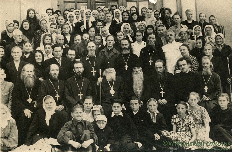 Иоанн (Лавриненко)_19. 1956 год, с духовенством и мирянами