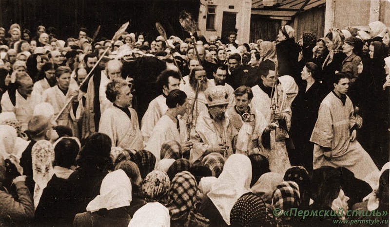 ВНП_1114. Похороны Владыки Товии  (Остроумова). Вынос гроба. Молотов, 7 мая 1957 года