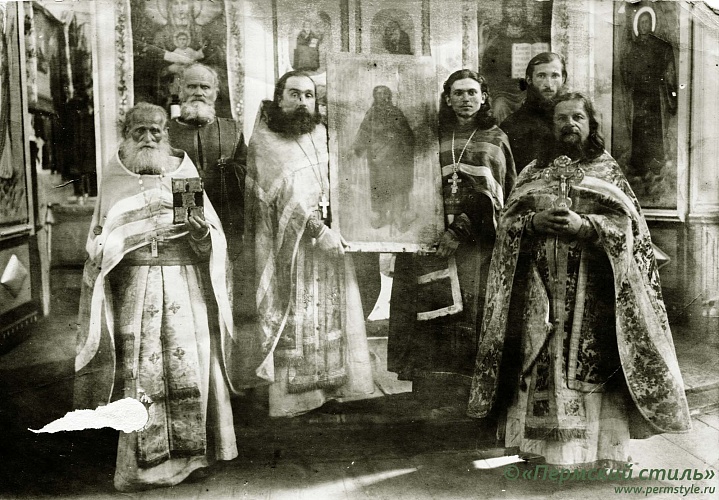 о.Иоанн Покровский_007. В храме, у алтаря. о.Иоанн – справа