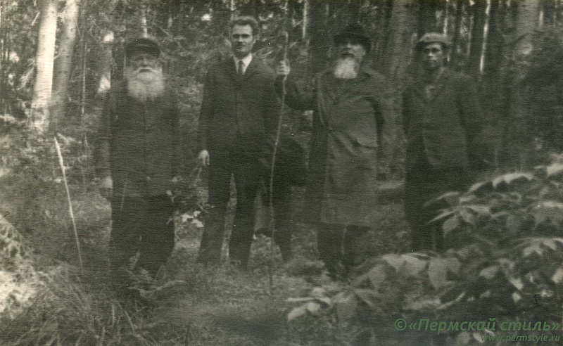 Иоасаф (Овсянников), архиепископ_30. Поездка к пещере прп.Трифона Вятского в Гляденово. С шестом – владыка Иоасаф (Овсянников)