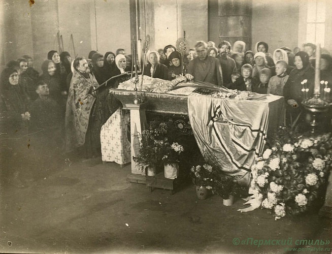ВНП_0161. Прощание с владыкой Александром (Толстопятовым). Кафедральный собор, 25-26 сентября 1945 года