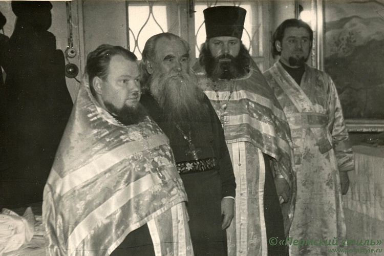 Оборин Александр_15. В алтаре. Слева направо: священник Борис Вишняков, протоиерей Владимир Лычников, протоиерей Александр Оборин, неизвестный иподиакон. Добрянка или Лысьва