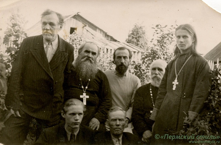 Лычников Владимир_58. Во втором ряду, слева направо: второй – протоиерей Владимир Лычников, третий – протоиерей Михаил Лукканен, третий – возможно, протоиерей Афанасий Евстюнин. 1960-е годы