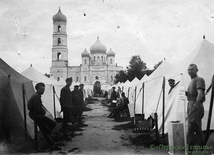 Свято-Троицкий собор_055. Вид на собор с юга через палаточный лагерь военных