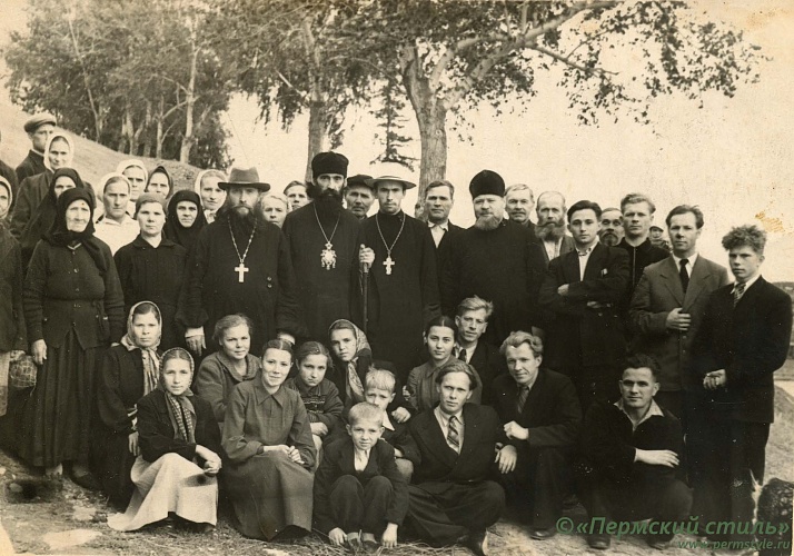 ВНП_1503. Владыка Павел (Голышев) с прихожанами и духовенством г.Суксун. 20 июля 1958 года