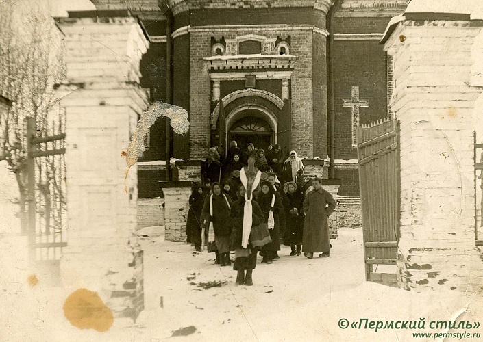Храм Сретения Господня_06. Вынос усопшего. 1930-е годы