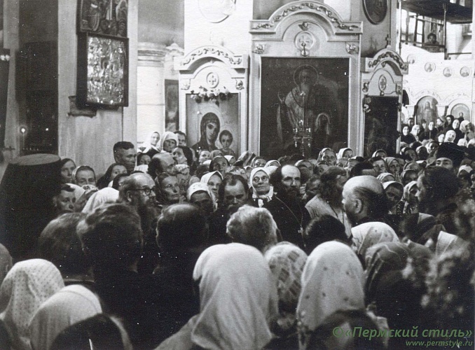 Свято-Троицкий собор_058. В центре - о.Иоанн Мельников. 1957 год