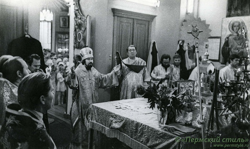 Илиан (Востряков), епископ_15. В алтаре. Пермь, 21 июня 1981 года