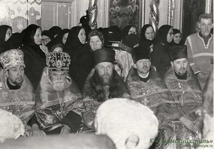 о.Владимир (Жохов)_103, протоиерей. С духовенством Пермской епархии. Слева направо: протоиереи Михаил Лукканен,  Иоанн Караваев, Владимир Жохов, Александр Булычев, Иоанн Сексяев. (Из архива о.Алексия (Марченко)