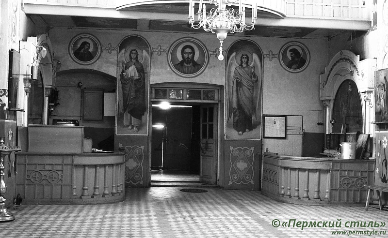 Свято-Троицкий собор_094. Вход в собор. Западная стена с росписями