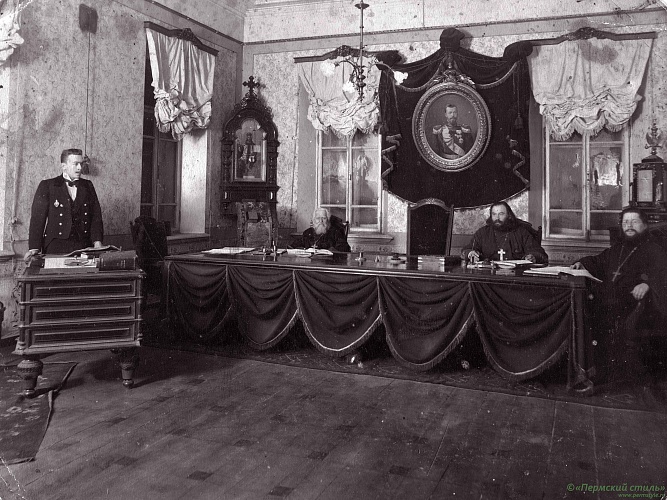 Будрин Алексий, свщмчн _04. Члены Пермской Духовной консистории, фото до 1904 года. За столом слева-направо: о.Иринарх Васильевич Пьянков,  свщнмч.Алексий (Будрин), о.Никанор Николаевич Пономарев (будущий 