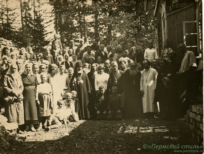 ВНП_1514. Владыка Иоанн (Лавриненко) у Кольцовского пещерного храма. 1955 год