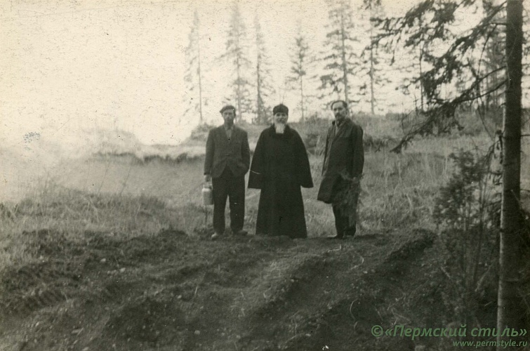 Иоасаф (Овсянников), архиепископ_34. Поездка к пещере прп.Трифона Вятского в Гляденово. По центру – владыка Иоасаф (Овсянников). Справа – о.Иоанн Сексяев