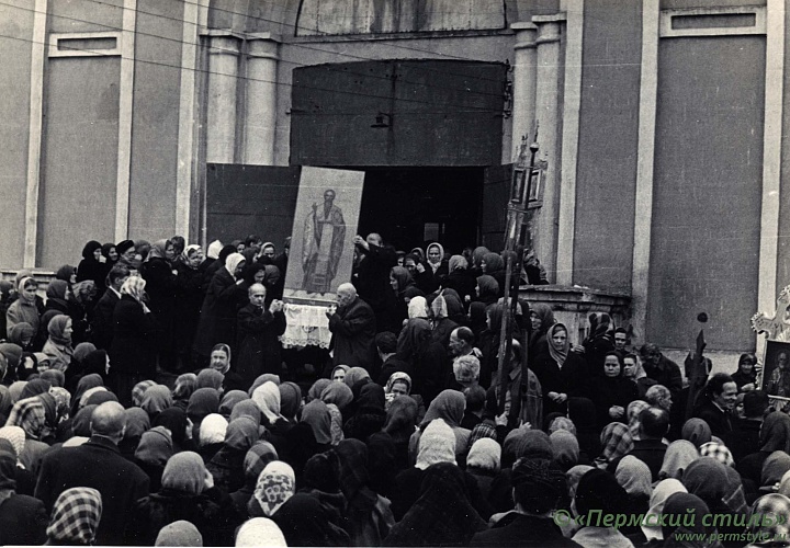 Свято-Троицкий собор_075. Выход крестного хода из собора в праздник св. Стефана Пермского